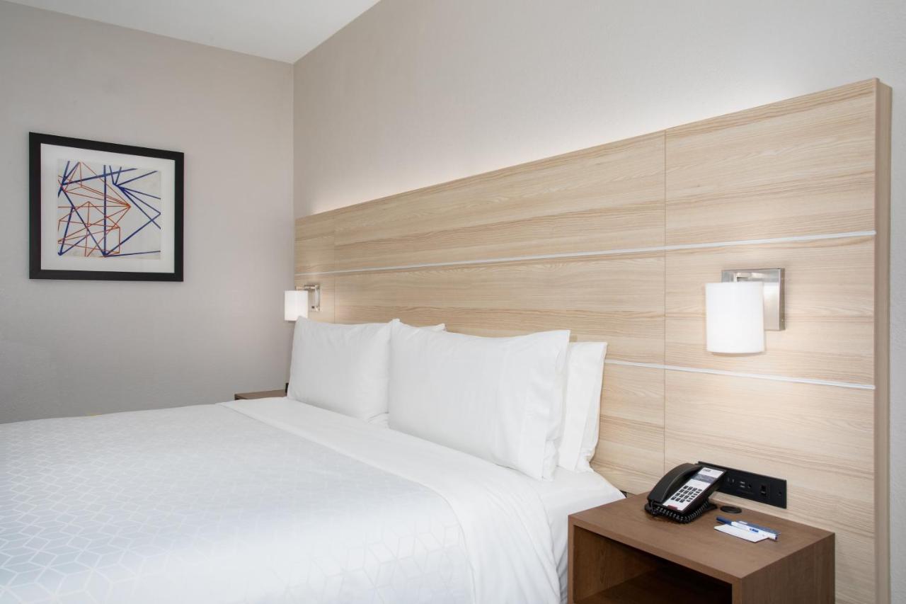 Holiday Inn Express & Suites Phoenix Glendale Dist By Ihg Bagian luar foto