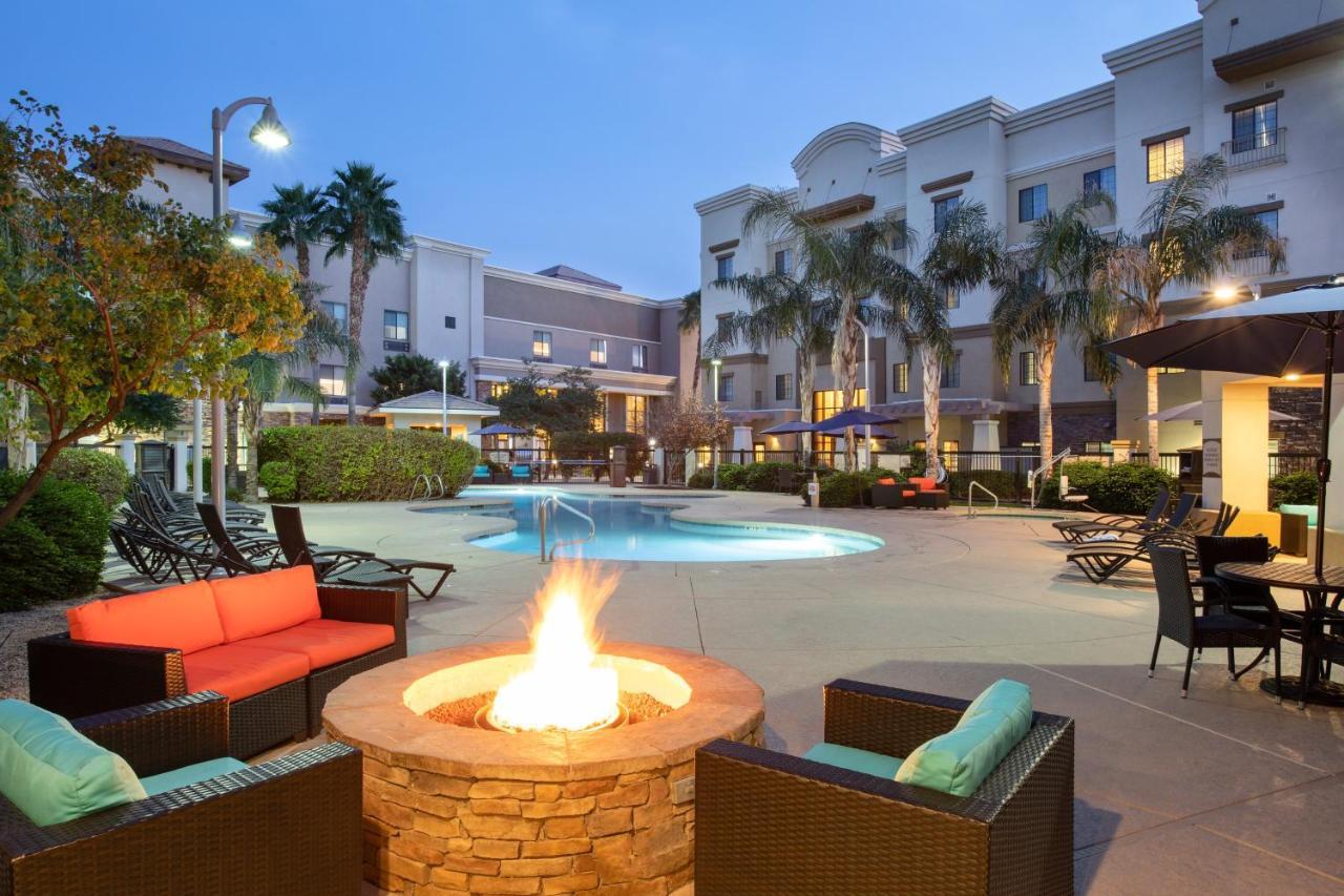 Holiday Inn Express & Suites Phoenix Glendale Dist By Ihg Bagian luar foto