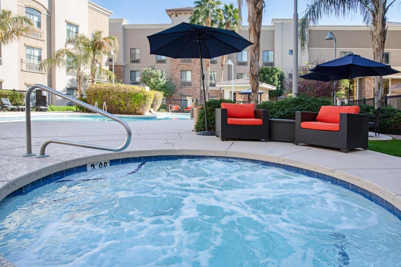 Holiday Inn Express & Suites Phoenix Glendale Dist By Ihg Bagian luar foto